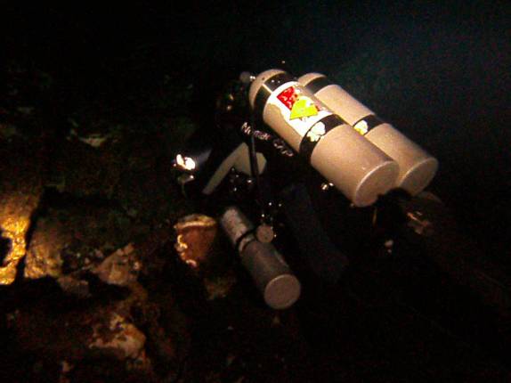 Início de mergulho, com tanques duplos e stage para descompressão, na caverna La Taina, em Santo Domingo, capital da República Dominicana